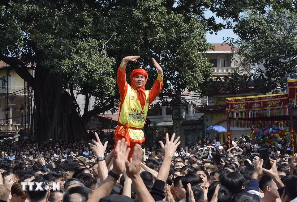 Nghi thức "Dô ông Đám." (Ảnh: Thái Hùng/TTXVN)