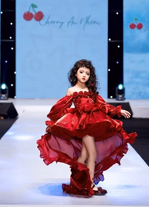 Cherry An Nhiên còn làm người mẫu nhí. Nhiều khán giả khen ngợi cô nhóc có thần thái tự tin, biểu cảm linh hoạt, biết cách tạo dáng và tương tác với ống kính cũng như sàn diễn. Khi catwalk, cô nhóc giữ được bước đi chắc chắn, phong thái tự nhiên, không gượng gạo, thể hiện tốt tinh thần của từng bộ trang phục.