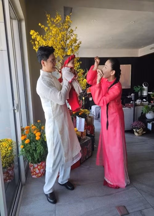 Về việc cho con ăn dặm tự chủ, Ngô Thanh Vân bày tỏ sự tự hào khi thấy con dần thích nghi, dù vẫn còn nhiều điều phải học. Với cô, việc chuẩn bị kiến thức và đồng hành cùng con trong từng giai đoạn là điều quan trọng. Ảnh: Instagram Ngô Thanh Vân.