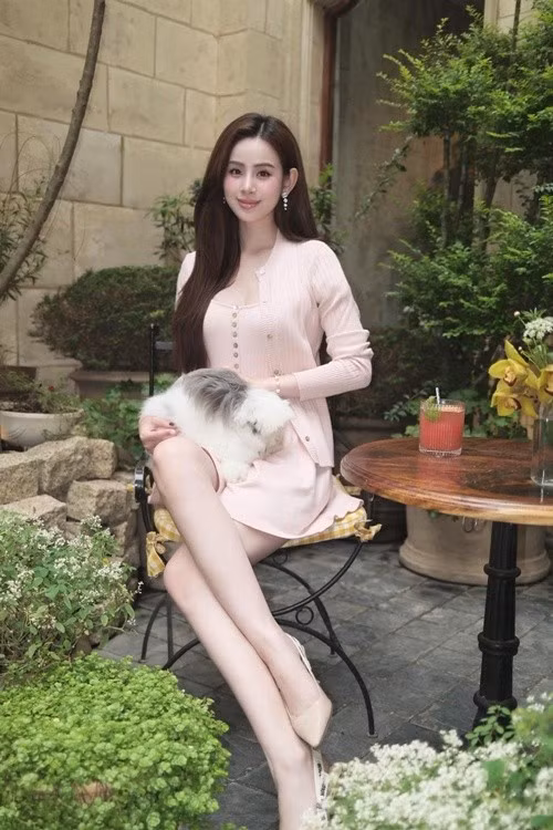 Ở đời thường, Hương Liên ưu tiên các trang phục mang gam màu nhẹ nhàng. Hình ảnh nữ tính cùng phong cách sống kín đáo giúp cô duy trì lượng người theo dõi ổn định trên các nền tảng mạng xã hội. Ảnh: Instagram Hương Liên.