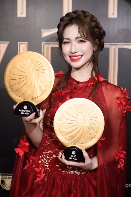 Tại Lễ trao giải Tinh hoa Việt 2025, Hòa Minzy đoạt giải MV của năm (Bắc Bling) và Ca sĩ của năm. Ảnh: FB Hòa Minzy.
