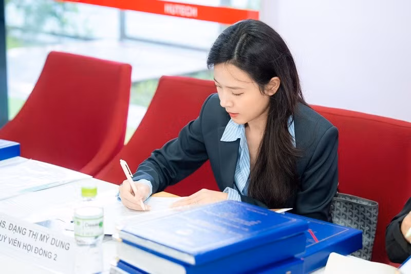 Midu dạy ngành Thiết kế thời trang của khoa Kiến trúc Mỹ thuật. Ảnh: FB Midu.