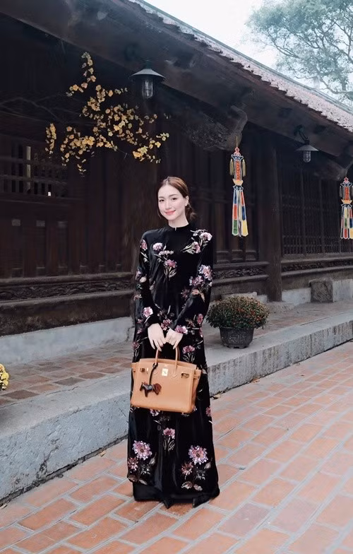 Trong một số lần đi lễ chùa, nữ ca sĩ chọn áo dài kín đáo kết hợp cùng túi xách thanh lịch.