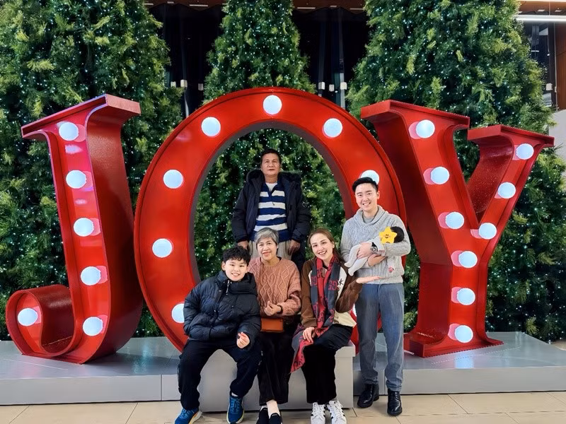 Vợ chồng Diễm Hương được bố mẹ hỗ trợ chăm sóc con trai nhỏ. Nàng hậu khoe mẹ ruột chuẩn bị kỹ lưỡng cho tiệc đầy tháng bé Ong.