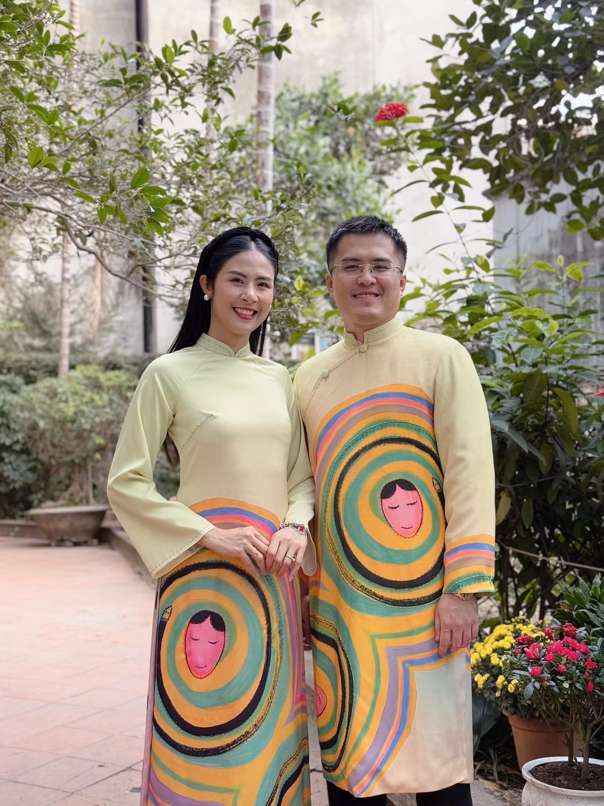 Trước khi về chung một nhà, Ngọc Hân và Phú Đạt bí mật hẹn hò trong nhiều năm. Sau đám cưới năm 2022, cả hai thoải mái sánh đôi bên nhau.