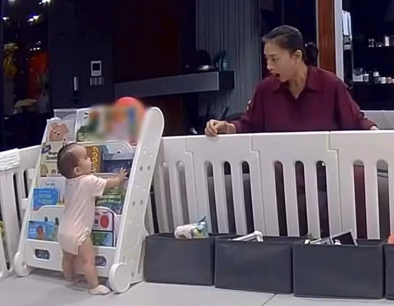 Ngô Thanh Vân cho biết hành trình làm mẹ khiến cô thay đổi nhiều suy nghĩ. Nữ diễn viên ưu tiên tạo cảm giác an toàn, thoải mái cho con thay vì ép bé ngủ xuyên đêm hay ăn nhiều.