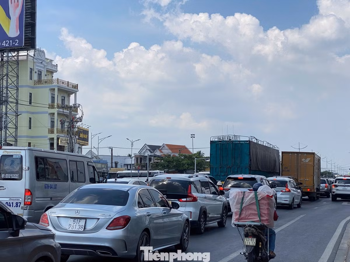 Trên đường ĐT.870 (hướng từ cầu Rạch Miễu 2 về quốc lộ 1), dòng xe ô tô cũng phải nhích từng chút qua khu vực ngã tư Đồng Tâm.