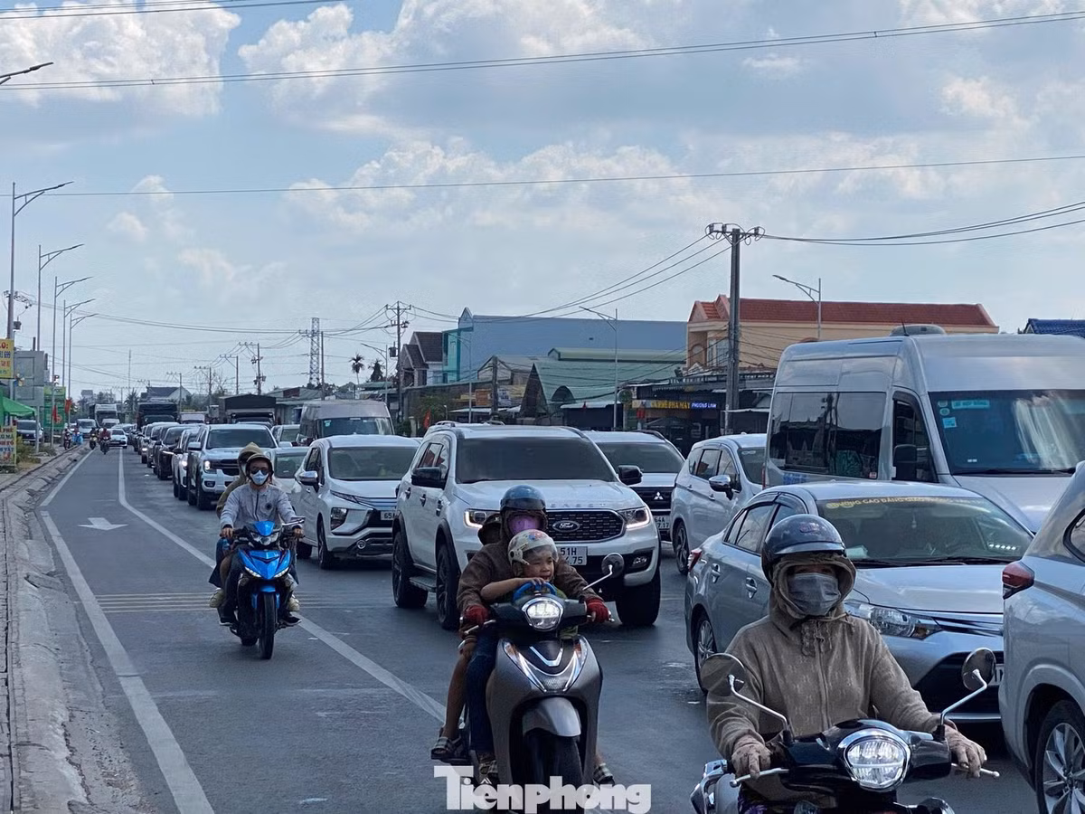Ghi nhận tại ngã tư Đồng Tâm (tỉnh Đồng Tháp), nơi giao nhau giữa quốc lộ 1 với đường ĐT.878 và ĐT.870, hàng đoàn ô tô, xe máy nối đuôi nhau di chuyển chậm chạp.