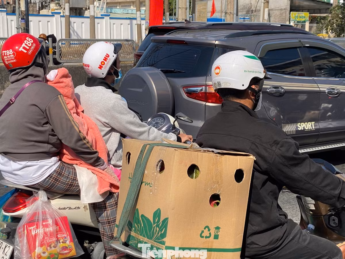 Chị Lê Ngọc Mai Phương (tỉnh Đồng Tháp) cho biết: “Đồ đạc lỉnh kỉnh sau xe, ai nấy đều chật vật với dòng xe đông đúc. Xe máy và ôtô chen chúc, di chuyển rất chậm”.