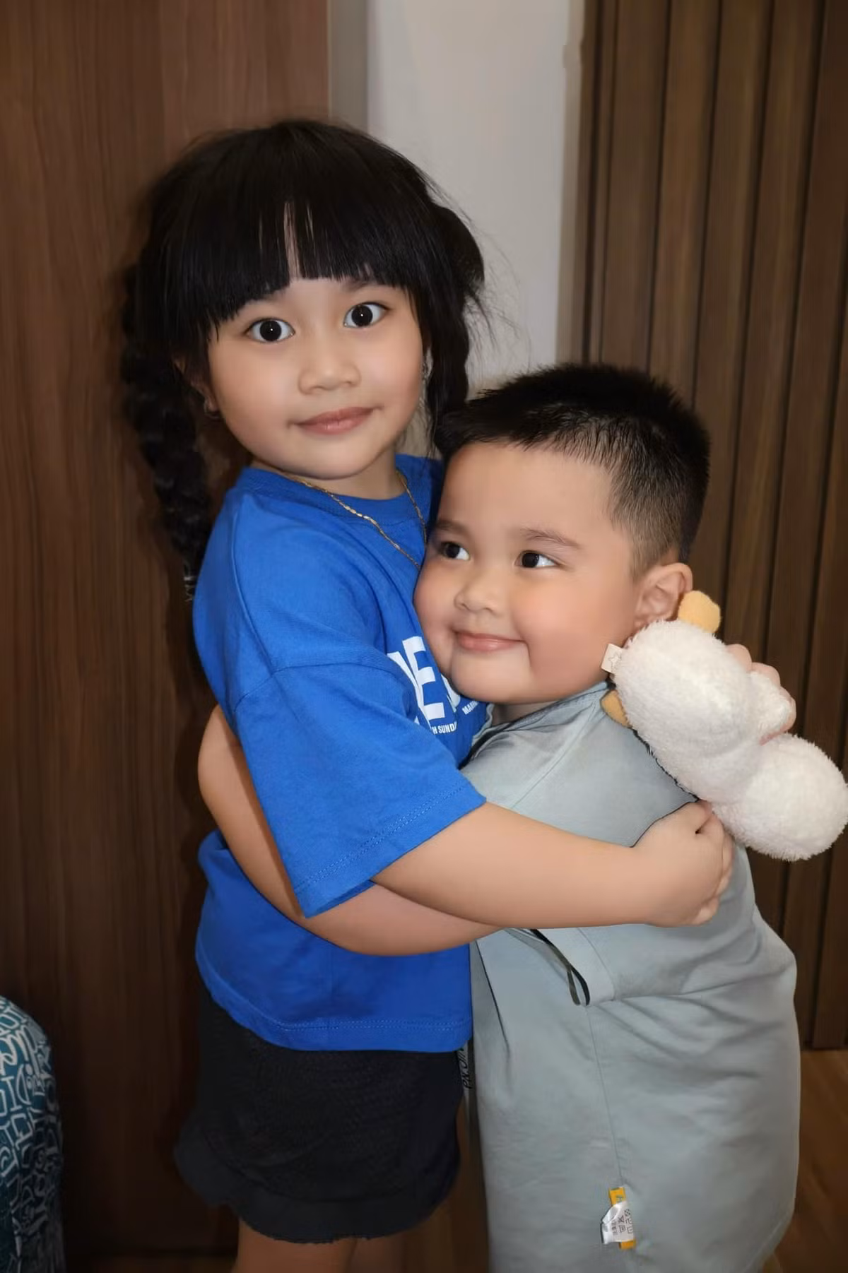 Lê Dương Bảo Lâm từng 'xin vía' cho bé Phin đẹp trai giống Song Luân, giàu có như Lý Nhã Kỳ, giọng cười có tiết tấu như Kiều Minh Tuấn.