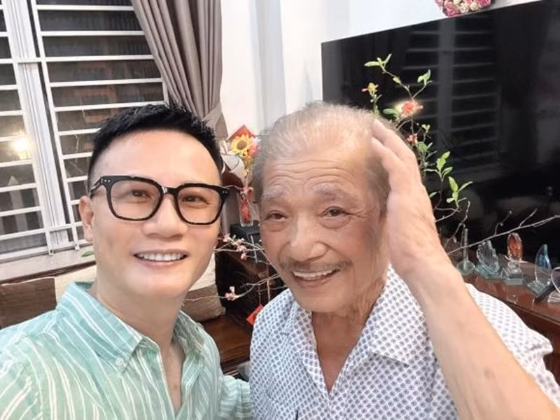 Hoàng Bách bày tỏ: “Một kỷ niệm đẹp, đầm ấm và hạnh phúc cùng thầy tôi, cây đại thụ của nền âm nhạc Việt Nam, người mà tôi cùng rất nhiều học trò khác luôn coi như người cha thứ hai trong cuộc đời”. Ảnh: FB Hoàng Bách.