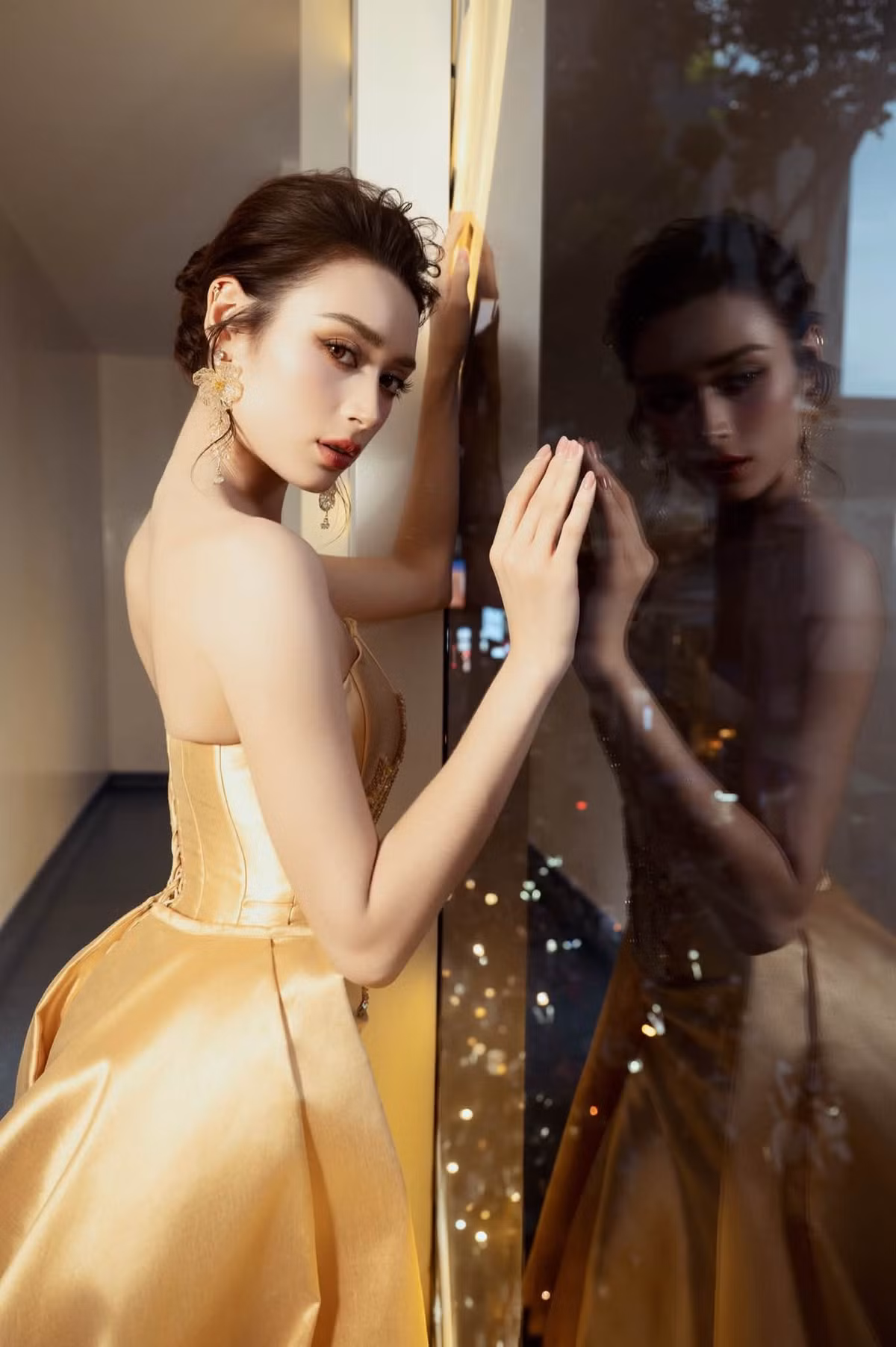 Ở một sự kiện, Emoura Phạm thể hiện vẻ nữ tính, dịu dàng với tóc búi gọn và lối trang điểm nhẹ. Cách tạo hình này làm nổi bật đường nét thanh tú trên gương mặt của cô.