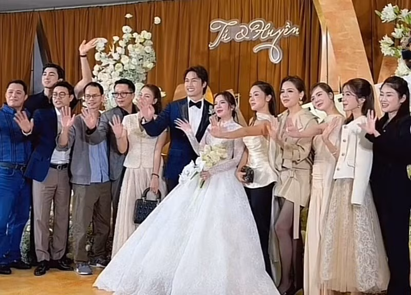 Huyền Lizzie (thứ ba bên phải) đến chúc mừng Đình Tú và Ngọc Huyền. Ảnh: Tiền Phong.