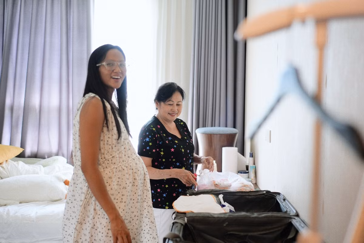 Mẹ chồng H'hen Niê giúp nàng hậu soạn đồ trước khi sinh. Ảnh: FB Tuấn Khôi.