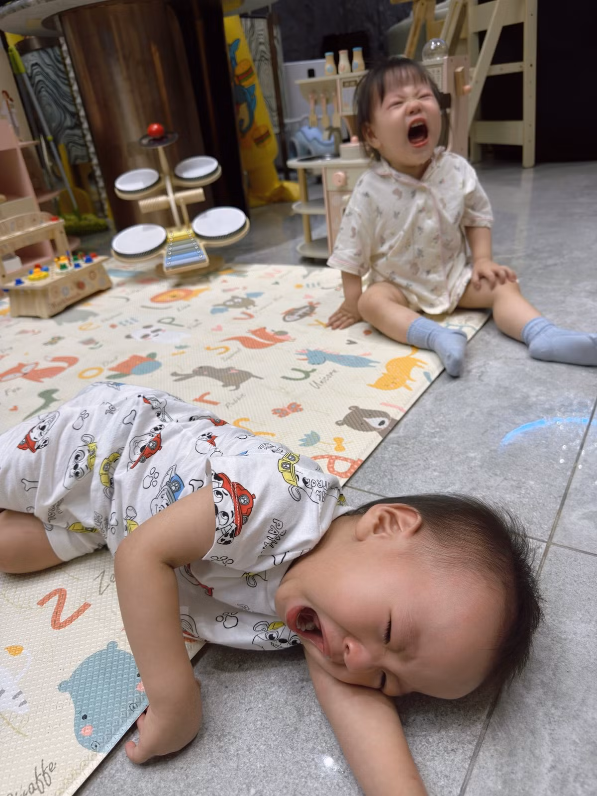 Trước đó, nữ diễn viên liên tục chia sẻ những lát cắt rất đời thường trong cuộc sống cùng hai con. Từ chuyện học làm bánh đến cảnh căn bếp trở nên hỗn loạn vì trẻ nhỏ, mọi thứ đều được Phương Oanh ghi lại.