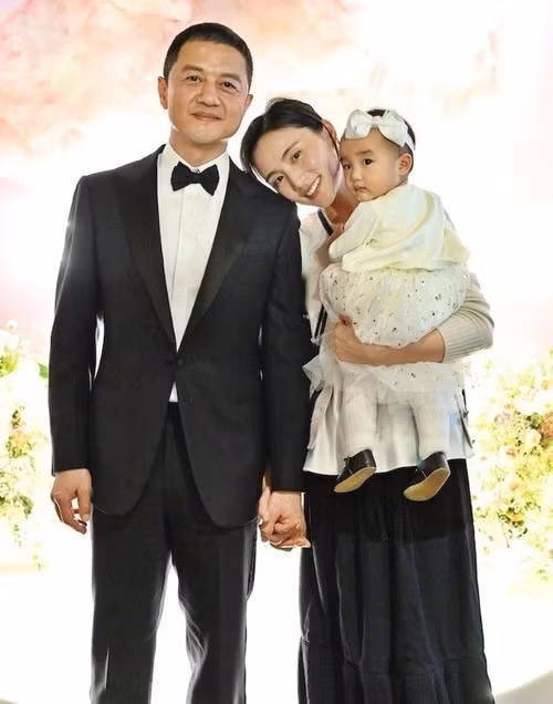 Năm 2005, Lý Á Bằng kết hôn với ca sĩ Vương Phi, có con gái Lý Yên, sau đó ly hôn vào năm 2013. Năm 2022, nam diễn viên đăng ký kết hôn với Hải Hà Kim Hỷ (trong ảnh), có con gái Lý Hạ. Năm 2025, tài tử ly hôn lần 2. Ảnh: Tiền Phong.
