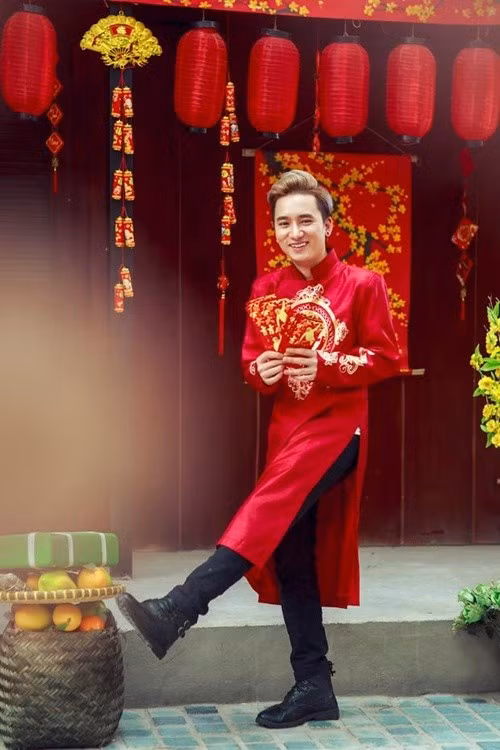 Nhạc sĩ, ca sĩ Phan Mạnh Quỳnh bồi hồi nhớ về Tết tuổi thơ gắn liền với những niềm vui giản dị như nước ngọt, bánh phồng tôm, mứt dừa, bong bóng con thỏ. Với anh, ký ức Tết thời tiểu học không chỉ là quà bánh mà còn là không khí sum vầy, cái lạnh đặc trưng ngày cuối năm và cảm giác háo hức khó quên mỗi độ xuân về. Ảnh: Tiền Phong.