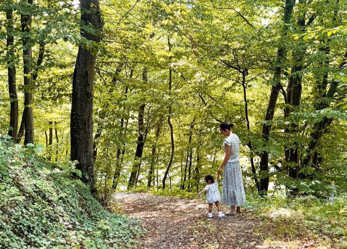 Chia sẻ khoảnh khắc đưa con gái Ayla đi dạo, Á hậu Hoàng My viết: "Con đường phía trước sẽ có em, có mẹ và bình yên".