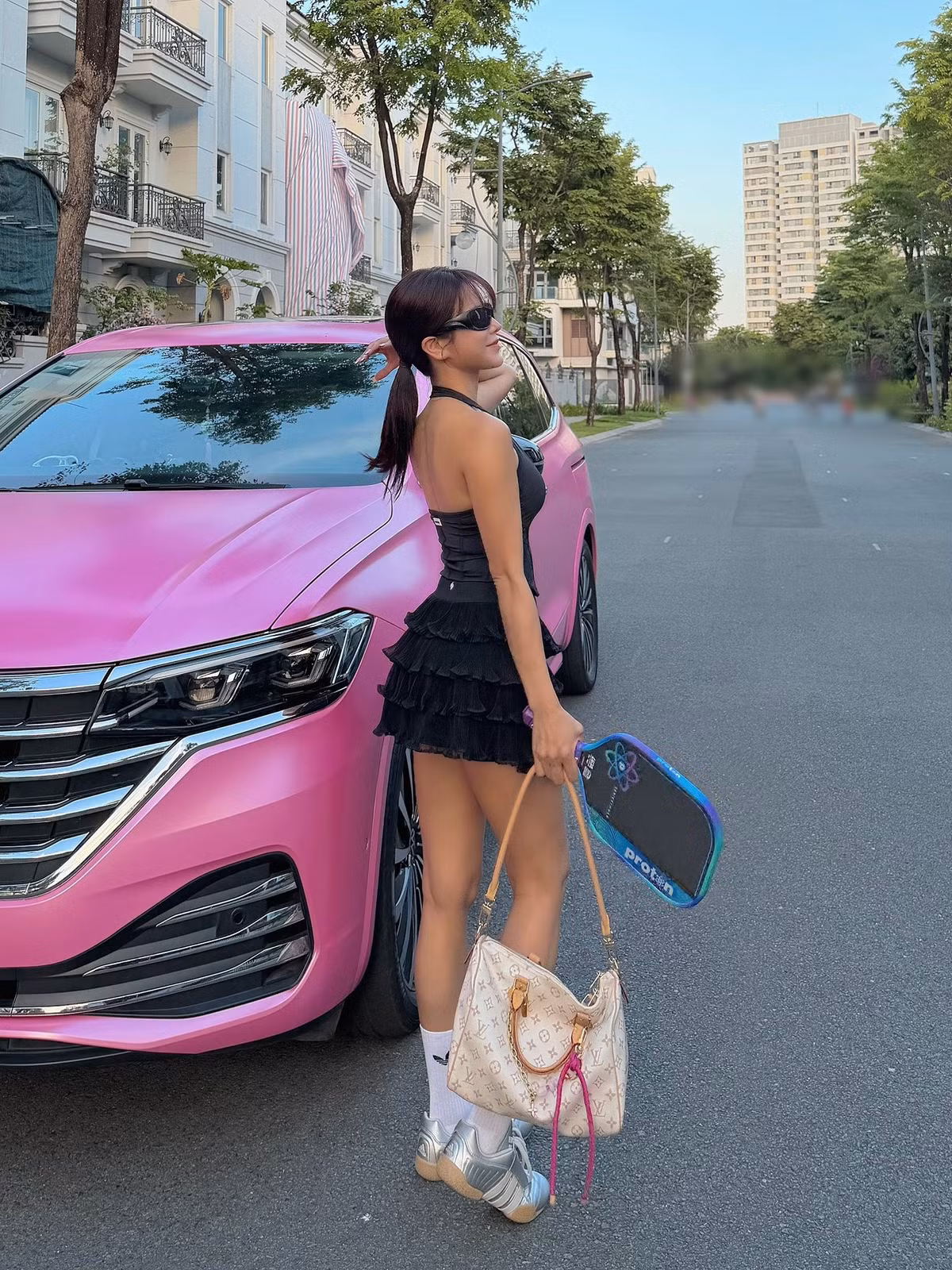 Diệp Lâm Anh nhiều năm qua duy trì hình ảnh quyến rũ với làn da nâu khỏe khoắn. Người đẹp thường xuất hiện trong các thiết kế ôm sát, váy cắt xẻ hoặc trang phục thể thao tôn hình thể săn chắc. Ảnh: FB Diệp Lâm Anh.