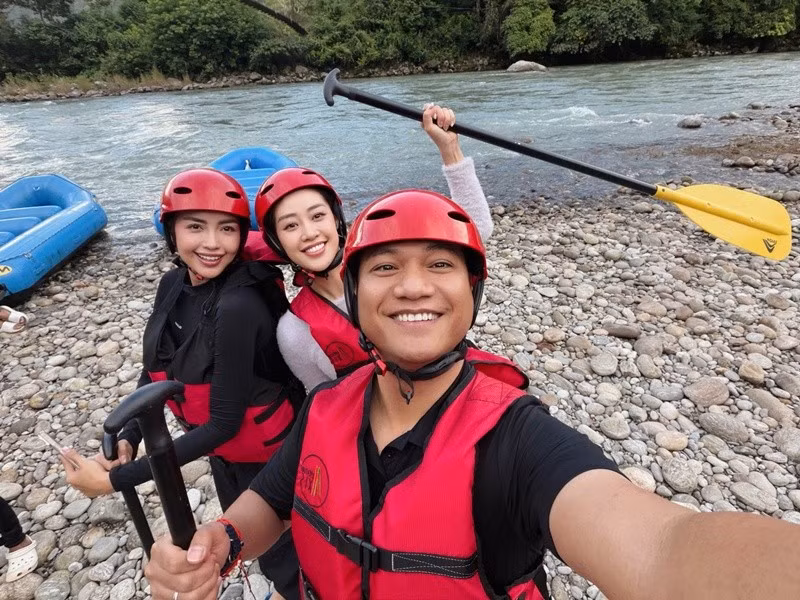Nhiếp ảnh gia Nguyễn Long khoe ảnh bên Khánh Vân trước khi chèo thuyền ở Bhutan. Ảnh: FB Nguyễn Long.