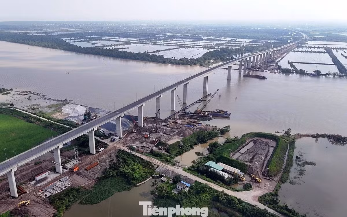 Đại diện BQL Dự án đầu tư xây dựng công trình giao thông Hải Phòng cho biết, đơn vị thi công đã huy động tổng số hơn 350 kỹ sư, công nhân, lao động triển khai các hạng mục đúc dầm, khoan cọc nhồi... liên tục 3 ca/ngày.