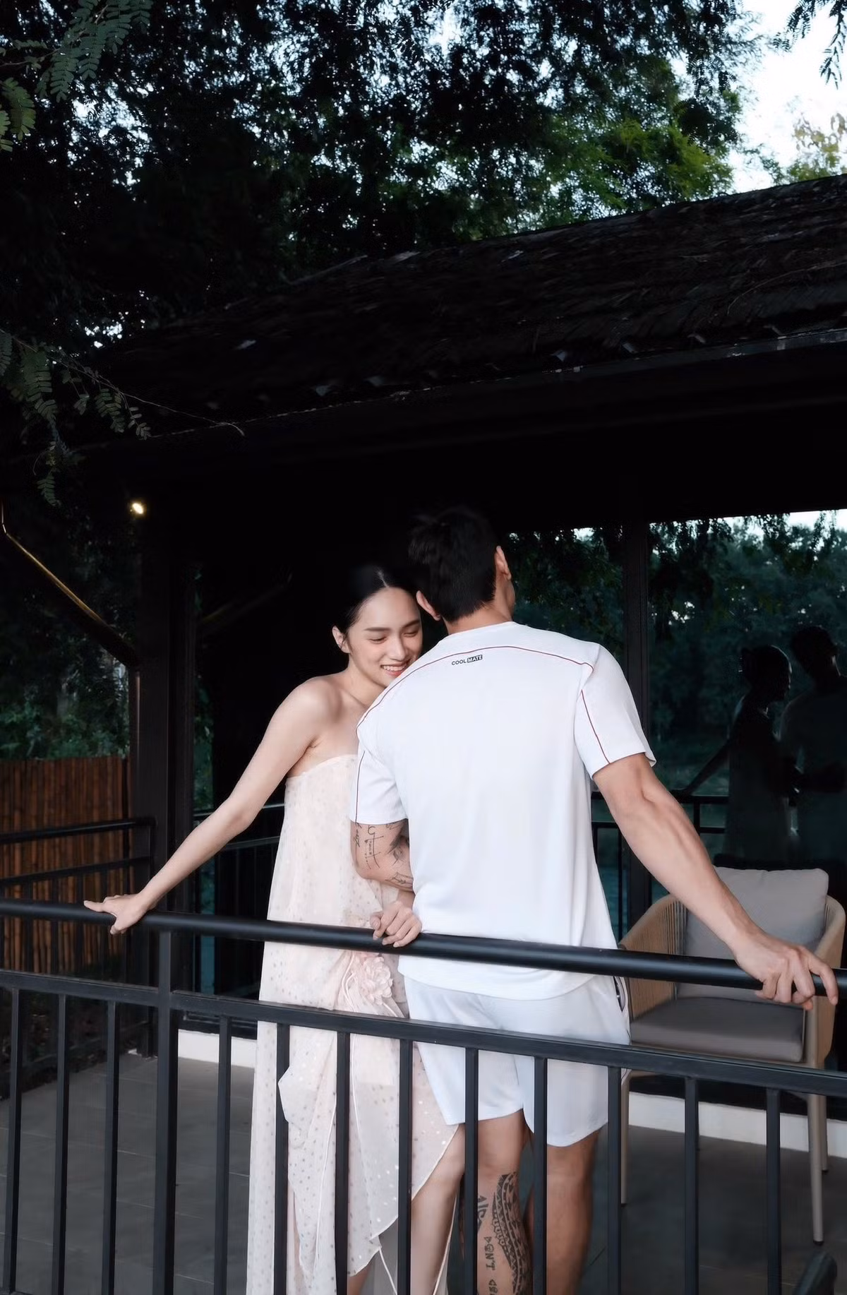 Hoa hậu Hương Giang vừa chia sẻ loạt ảnh nghỉ dưỡng ở Lào. Cô viết: "Nghỉ ngơi bên người lạ".