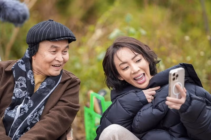 Trên màn ảnh, hai nhân vật của Thu Trang và Xuân Hinh có không ít phân cảnh căng thẳng. Trong khi đó, đằng sau ống kính, cả hai nghệ sĩ có mối quan hệ thân thiết. Ảnh: FB Xuân Hinh.
