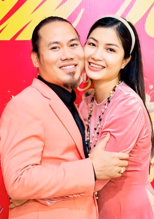 Vượng Râu từng chia sẻ trên Dân Việt, thay vì ghen, vợ thấy thương anh nhiều hơn khi biết một phần về đời sống showbiz với những lúc đi sớm về muộn. Ảnh: FB Thu Hiền.