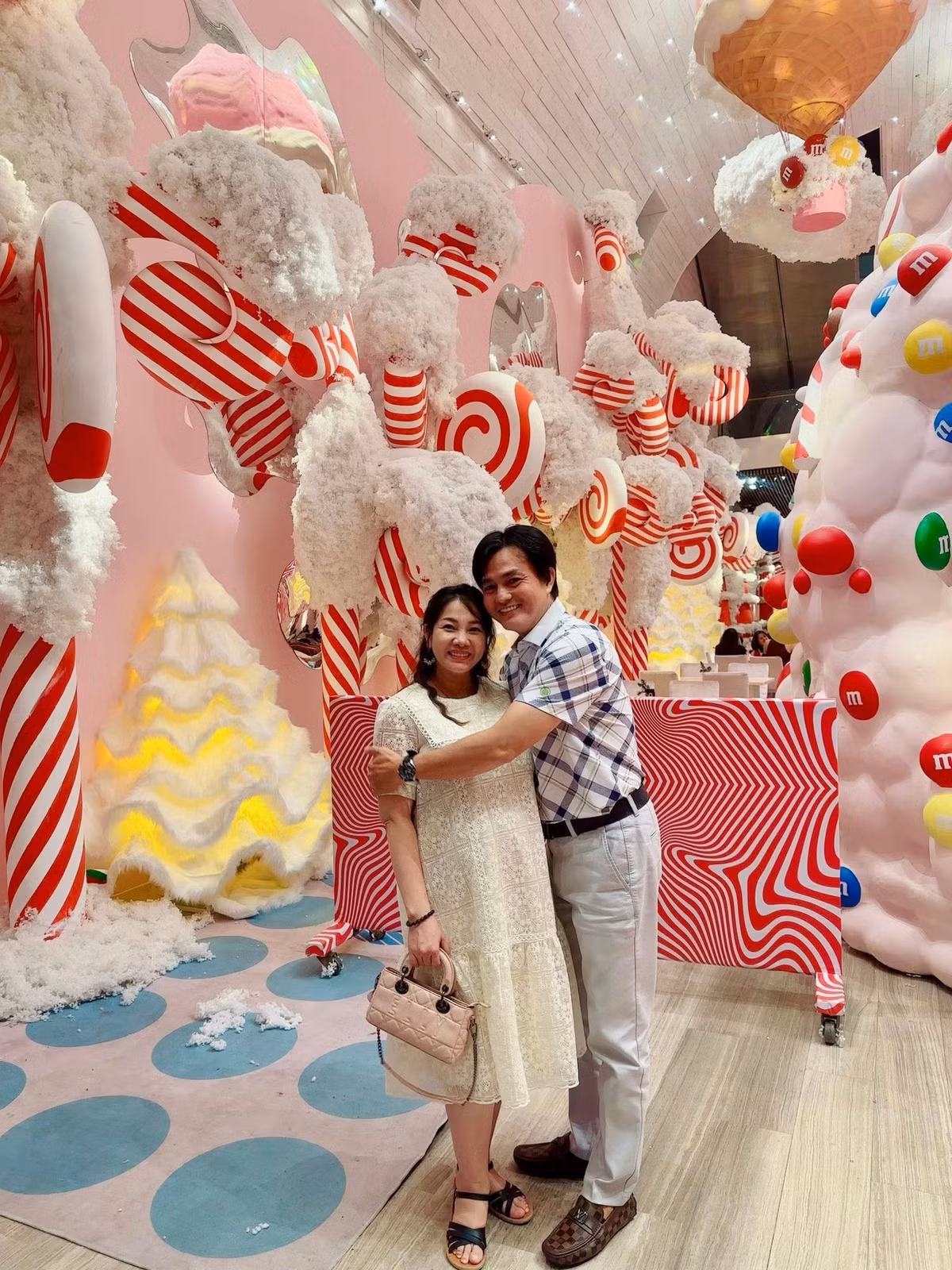 Cặp đôi nhắn nhủ thiên thần nhỏ của mình: “Cuộc sống của chúng ta sẽ không còn như trước, mà sẽ đẹp hơn gấp ngàn lần. Yêu con”.