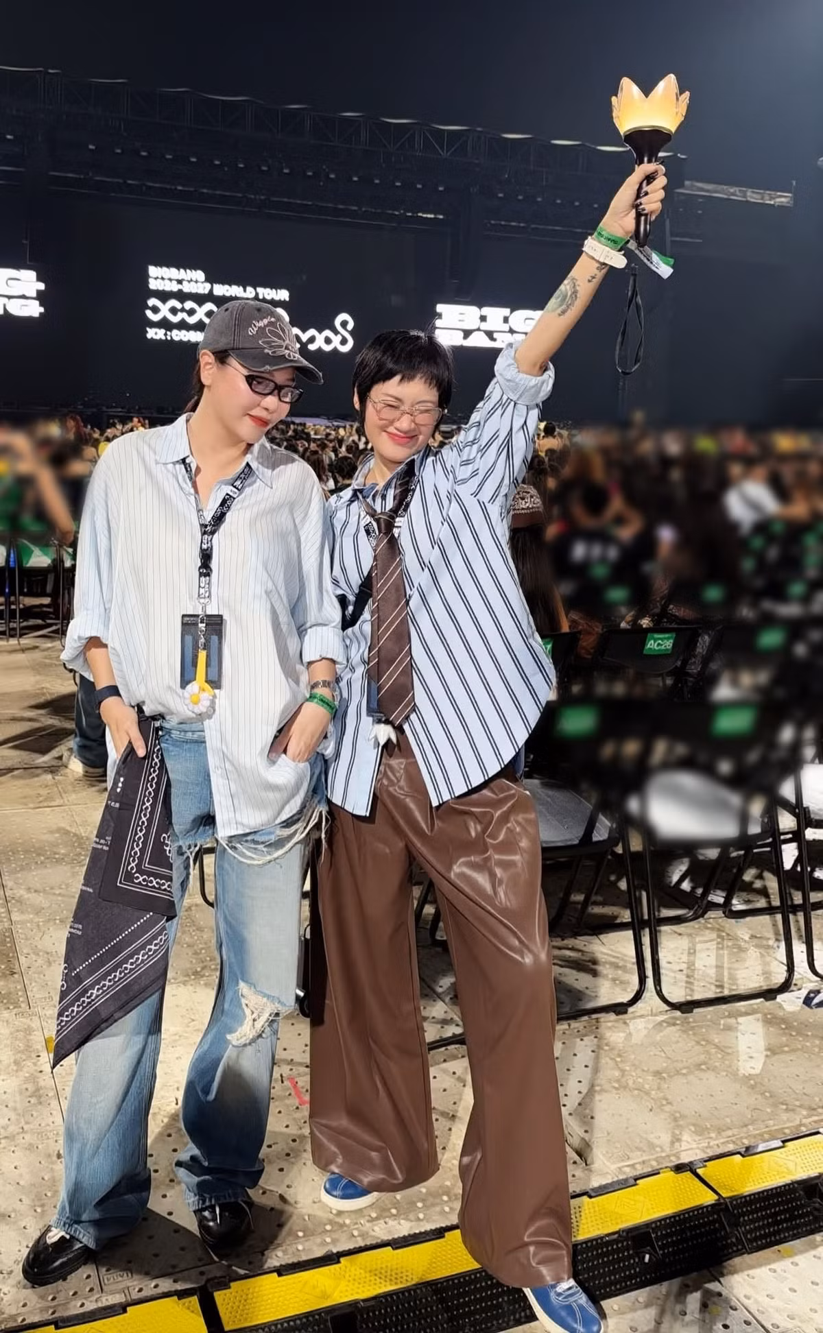 Đàm Thu Trang (trái) cũng chia sẻ cảm xúc khi tham dự đêm nhạc: “20 năm, BigBang, VIP vẫn ở đây”. Dòng trạng thái ngắn gọn thể hiện sự gắn bó của cô với nhóm nhạc và cộng đồng người hâm mộ sau nhiều năm.
