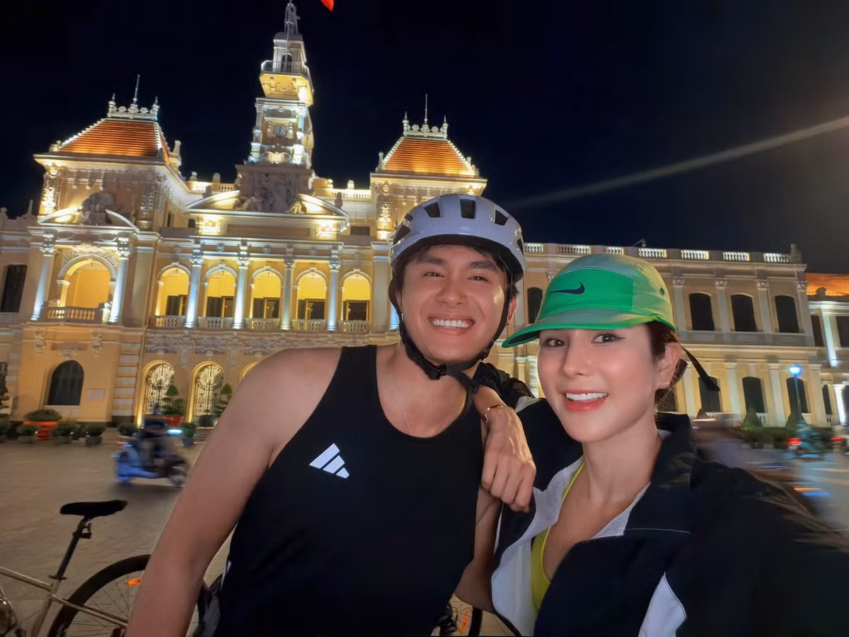 Mới đây, Diệp Lâm Anh chia sẻ hình ảnh cùng người mẫu Phạm Kiên đạp xe dạo phố. Cả hai lựa chọn trang phục thể thao năng động, tận hưởng khoảng thời gian bên nhau.