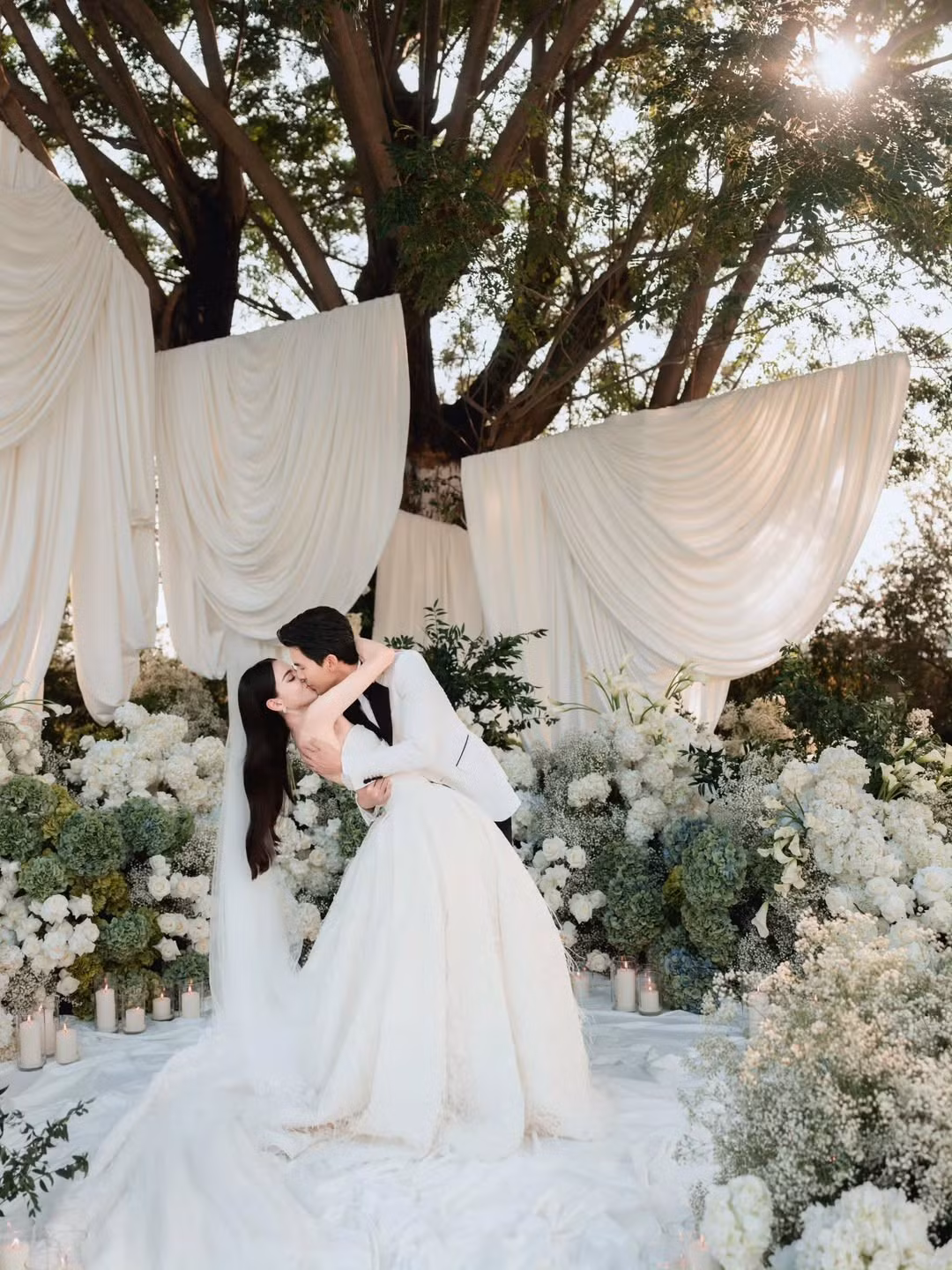Theo Tiền Phong, mọi thông tin về đám cưới gần như được giữ tuyệt đối cho đến ngày 10/11, khi Mai Davika - Ter Chantavit chính thức chia sẻ loạt ảnh cưới, lúc này bạn bè, người thân mới hé lộ những hình ảnh và câu chuyện hậu trường. Ảnh: Instagram Ter Chantavit.