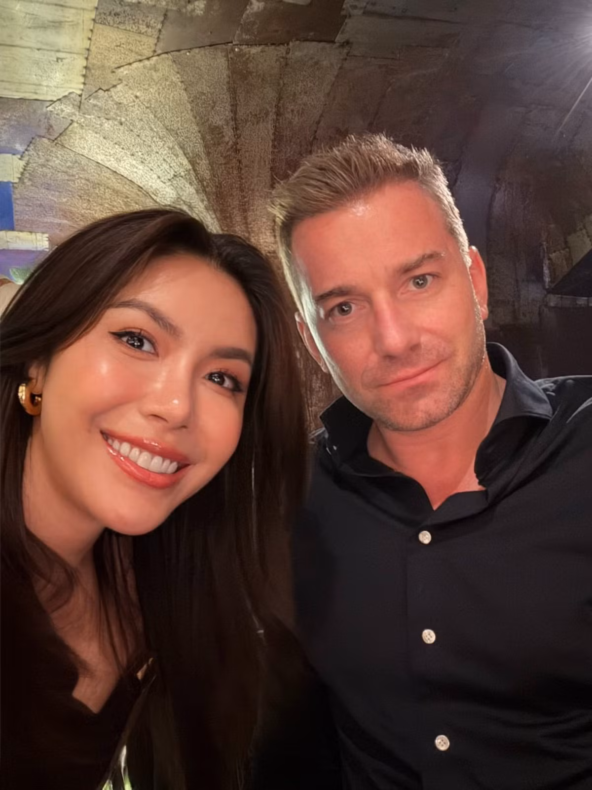Minh Tú và Cris kết hôn năm 2024. Cả hai hẹn hò cách đây nhiều năm rồi chia tay. Sau đó, Minh Tú và Cris nối lại tình xưa. Theo Znews, chồng Minh Tú làm việc cho công ty đa quốc gia và sinh sống ở châu Á nhiều năm qua.