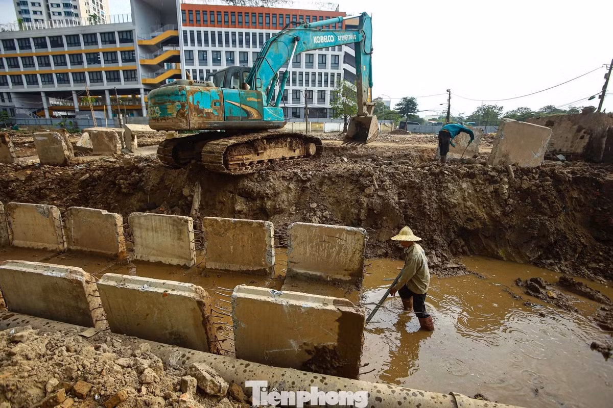 Theo UBND phường Từ Liêm, khó khăn trong bồi thường, xác định nguồn gốc đất và bố trí tái định cư là những nguyên nhân chính khiến dự án kéo dài.