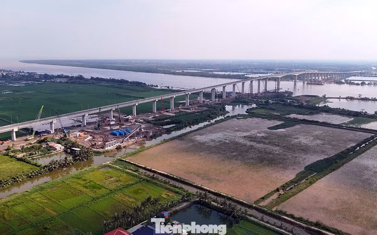 Dự án xây dựng cầu Văn Úc (giai đoạn 2) được khởi công giữa tháng 5/2026, với tổng vốn đầu tư hơn 732 tỷ đồng để xây thêm một cầu vượt sông Văn Úc bằng bê tông cốt thép dự ứng lực, nối khu vực Đồ Sơn, Kiến Thụy với khu vực Tiên Lãng (TP Hải Phòng ).