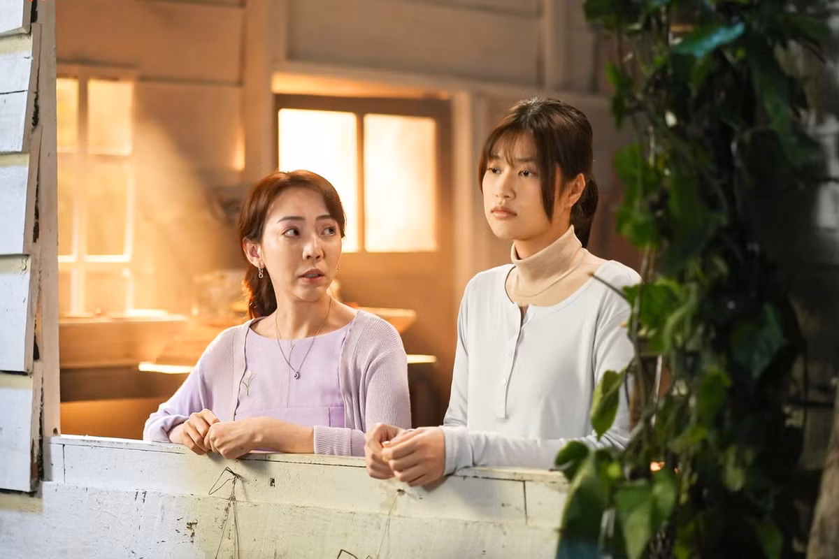 Thu Trang chia sẻ trên Tiền Phong, cô chọn Thiên Ân cho “Nụ hôn bạc tỷ” không chỉ vì lợi thế ngoại hình mà còn ở khả năng diễn xuất. Nữ diễn viên nhận thấy tiềm năng của Thiên Ân và quyết định ủng hộ cô theo đuổi con đường này. Ảnh: Tiền Phong.