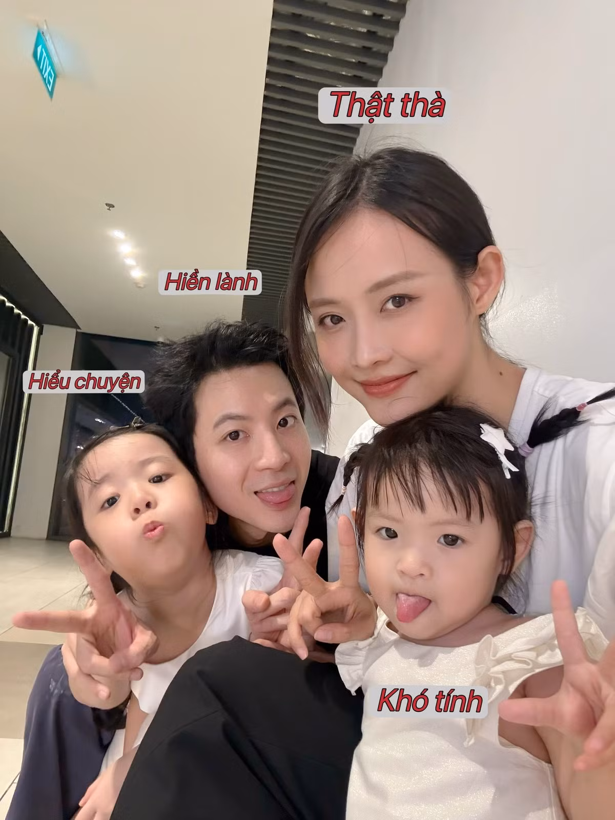 Dù bận rộn với vai trò làm mẹ, Trương Mỹ Nhân vẫn giữ được tinh thần tích cực, vẻ ngoài rạng rỡ. Cô khéo cân bằng giữa chăm sóc con cái và chăm sóc bản thân. Ảnh: FB Trương Mỹ Nhân.