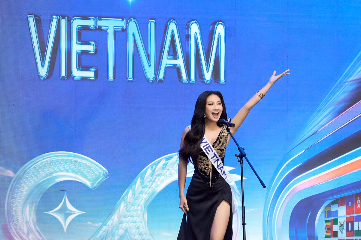 Theo Tiền Phong, Phù Vân Long Ẩn mang đến hình ảnh “rồng ẩn - mây vờn". Đường cắt xẻ táo bạo giúp Phương Linh khoe trọn đôi chân dài, tôn lên vẻ đẹp vừa mềm mại vừa đầy nội lực.