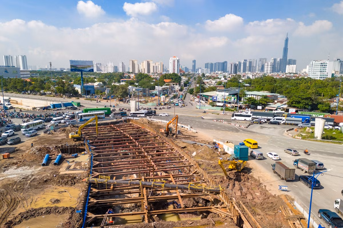 Đoạn hầm kín đang được nhà thầu khẩn trương thi công với nhiều máy móc và công nhân.