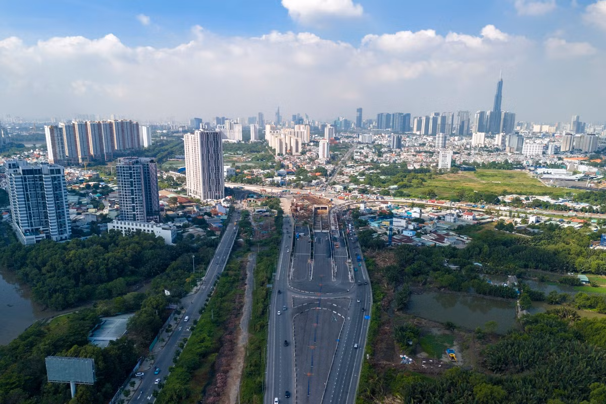 Dự án gồm hệ thống cầu vượt, hầm chui và các nhánh rẽ, kết nối trực tiếp cao tốc TP.HCM - Long Thành - Dầu Giây với trục đường Mai Chí Thọ và Đồng Văn Cống, kỳ vọng giảm ùn tắc cho cửa ngõ phía đông trong thời gian tới.