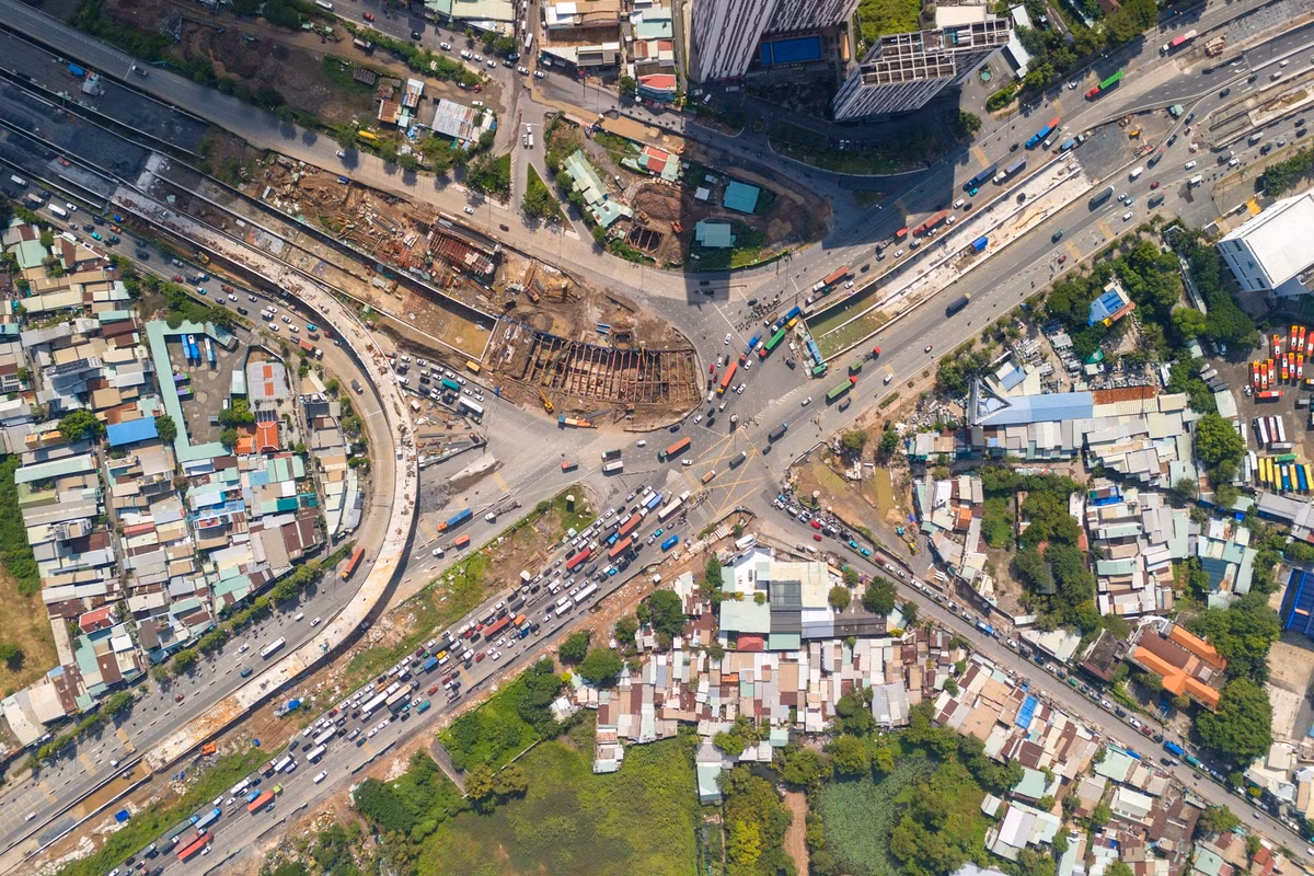 Nút giao An Phú là một trong những dự án giao thông trọng điểm đang được triển khai ở TP.HCM. Công trình được khởi công vào tháng 12/2022 với tổng mức đầu tư hơn 3.400 tỷ đồng.
