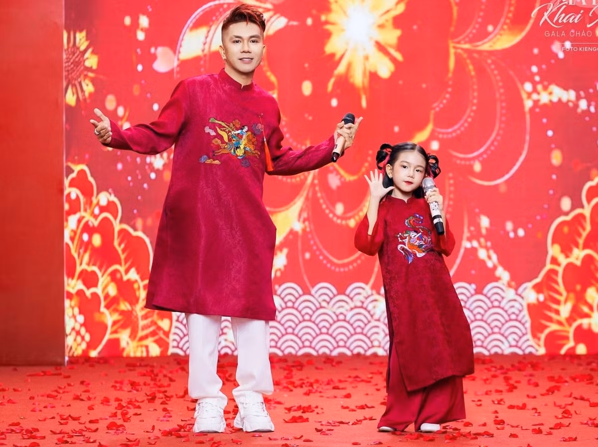 Bé Đồng Đồng cùng bố thể hiện ca khúc Tết là phải đi về nhà trên sân khấu của một sàn diễn thời trang vào cuối tháng 1. Ảnh: FB Khánh Đơn.