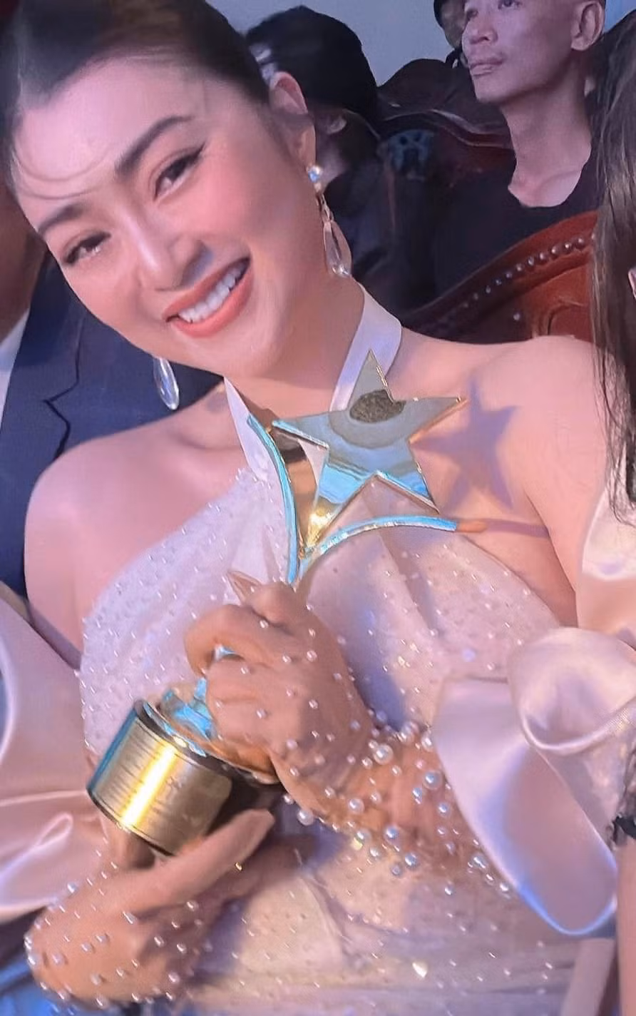 Thanh Trúc muốn dành tặng giải thưởng cho mẹ ruột. “Mẹ là người cản Trúc bước vào con đường này, cũng là người tạo động lực cho mình, bà ngăn cản vì xót cho con gái. Cho nên, tôi nghĩ mẹ rất mong con gái của mình vượt qua được những khó khăn để được khán giả công nhận và chạm tay đến giải thưởng về diễn xuất như ngày hôm nay”, cô chia sẻ trên Saostar. Ảnh: Dân Việt.