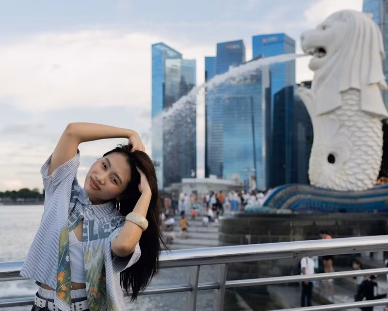 Đến Singapore ghi hình Sing! Asia 2025, Phương Mỹ Chi tranh thủ dạo phố. Ảnh: FB Phương Mỹ Chi.