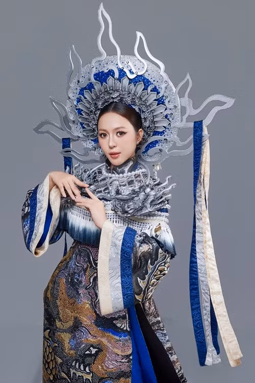 Khoảnh khắc ngồi chờ đến lượt bước ra sân khấu, Kiều Duy lo lắng, chực bật khóc nhưng cố gắng kìm nén.