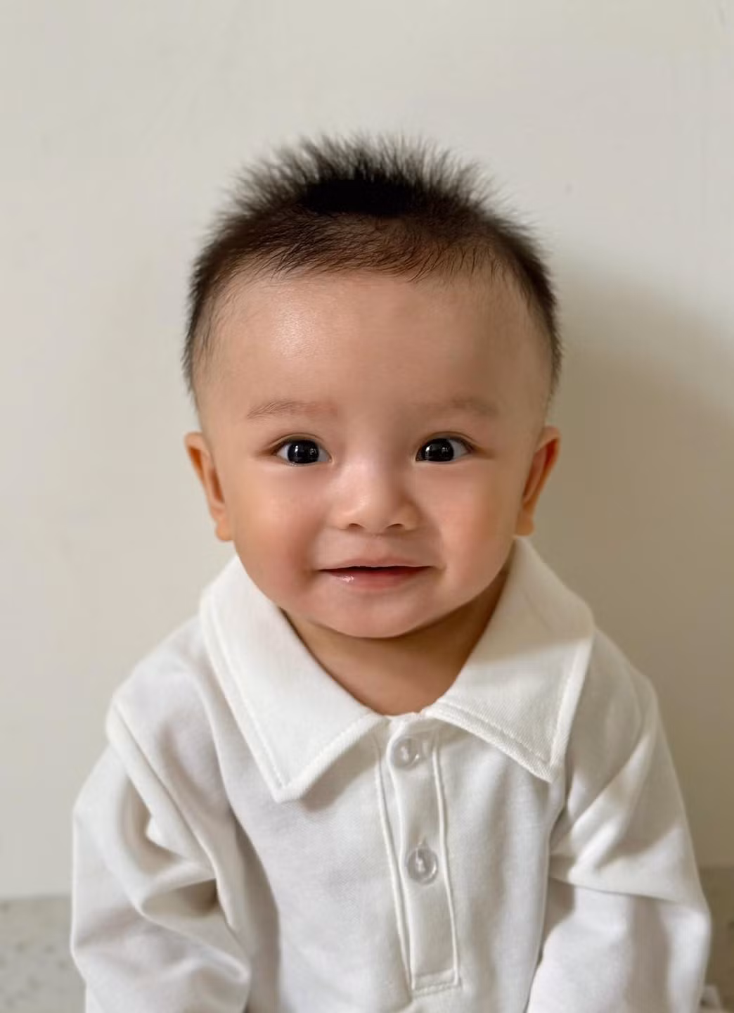 Chia sẻ hình ảnh quý tử, Vân Trang chú thích: "Thanh niên nghiêm túc Quintin".