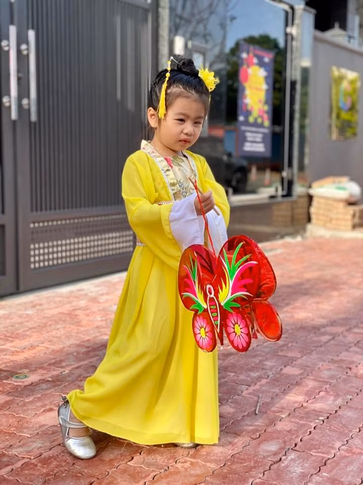 Vân Trang còn chia sẻ hình ảnh bé Queenie hóa chị Hằng cách đây 5 năm .