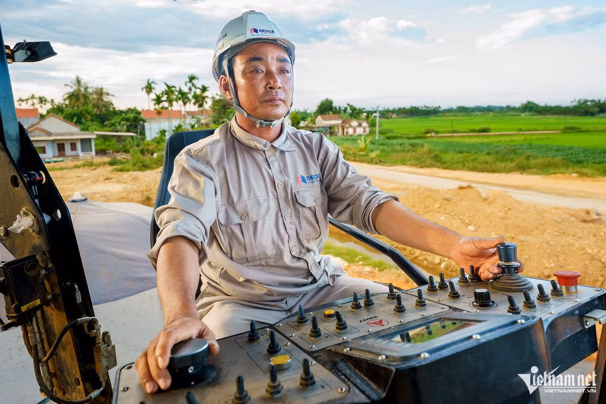 Dự án cao tốc Quảng Ngãi - Hoài Nhơn dài 88 km, trong đó 60,3 km thuộc tỉnh Quảng Ngãi và 27,7 km qua tỉnh Bình Định cũ (nay là Gia Lai), với tổng mức đầu tư hơn 20.000 tỷ đồng. Đây là một trong 12 dự án thành phần lớn nhất của tuyến cao tốc Bắc - Nam phía đông giai đoạn 2021–2025.
