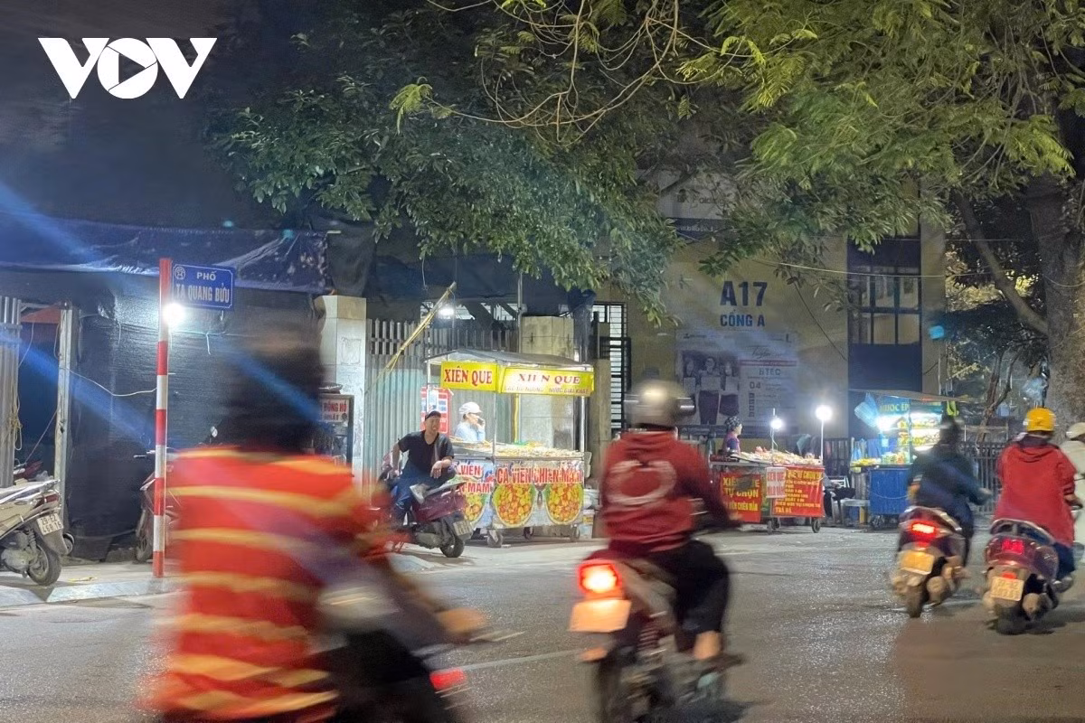Trên trục đường Tạ Quang Bửu, khu vực tập trung nhiều trường đại học, cao đẳng và đông sinh viên, sau vài ngày vắng bóng, các hàng quán vỉa hè, hàng rong đã quay trở lại.