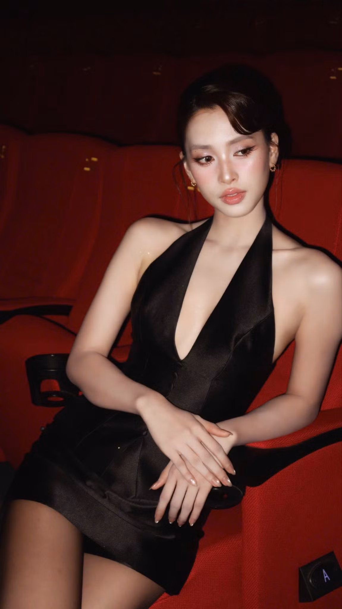 Tiểu Vy theo đuổi phong cách quyến rũ với các thiết kế váy ôm sát, cổ sâu hoặc hai dây. Người đẹp ưu tiên gam màu đen, nâu trầm để tôn vóc dáng thanh mảnh và tạo tổng thể sang trọng. Ảnh: FB Tiểu Vy.